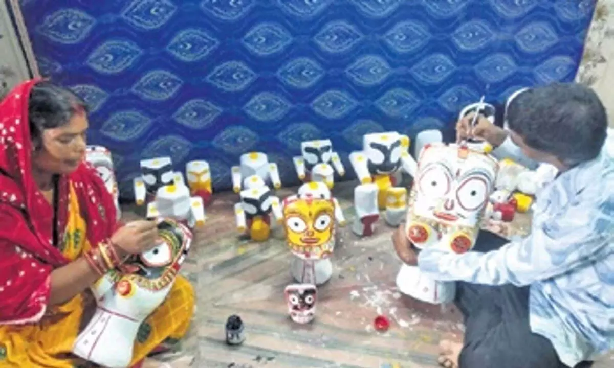 Odisha News: ओडिशा के कारीगरों ने रथ यात्रा से पहले बनाई त्रिदेवों की छोटी मूर्तियां