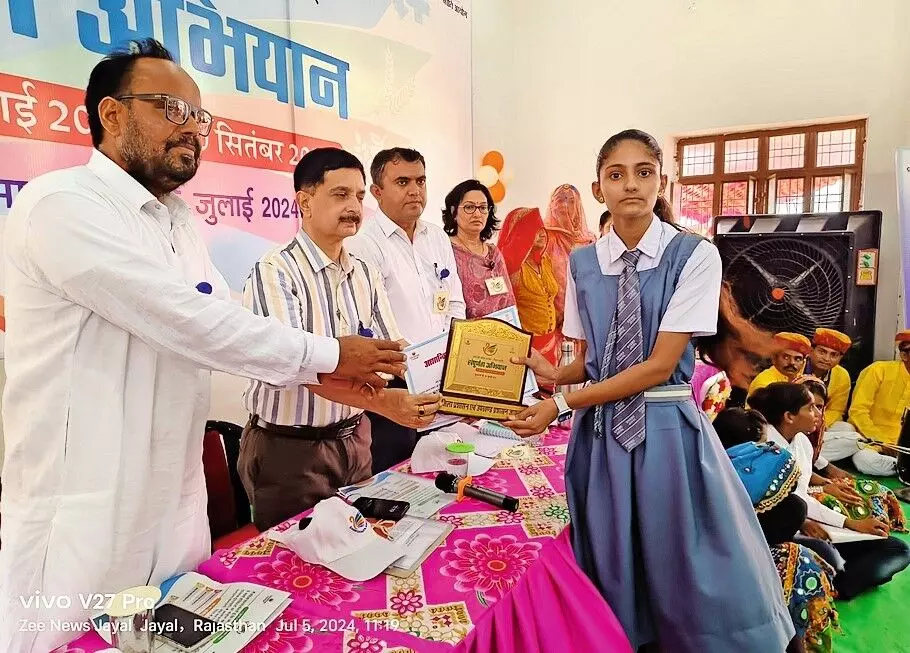 Nagaur: कलेक्टर अरुण कुमार पुरोहित ने जायल में संपूर्णता अभियान में विद्यार्थियों को सम्मानित किया