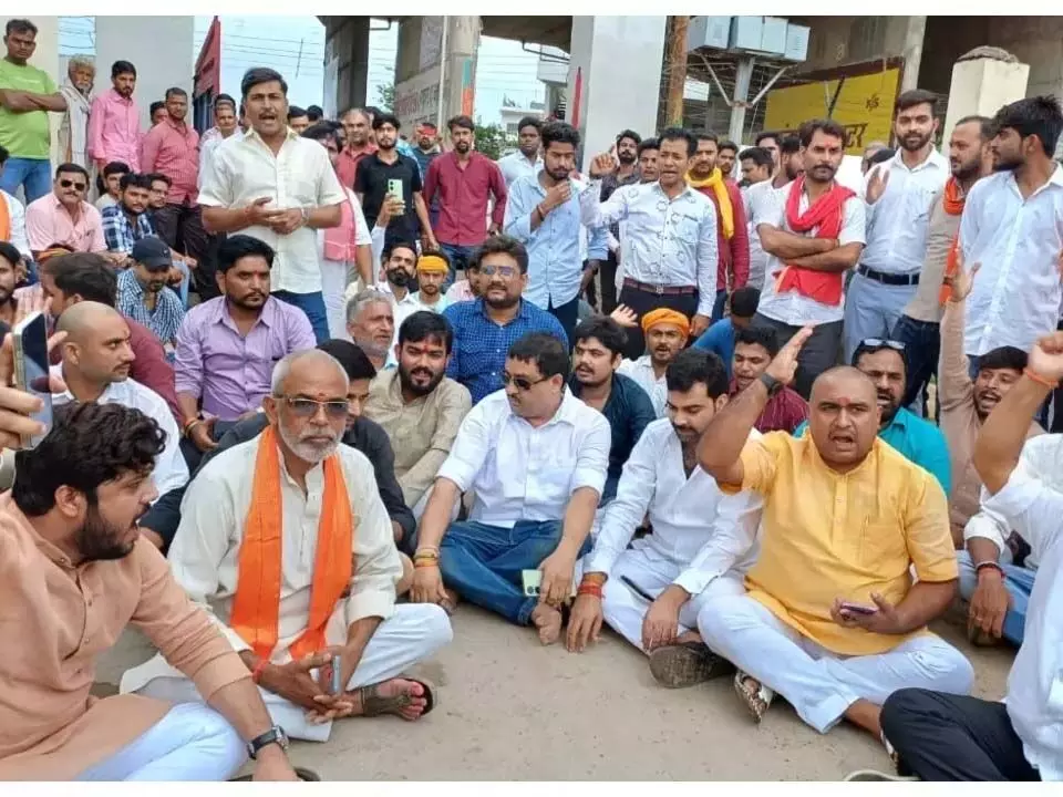 Uttar Pradesh:  पेड़ से बांध नाबालिग की पिटाई के विरोध में प्रदर्शन, गिरफ्तार की मांग