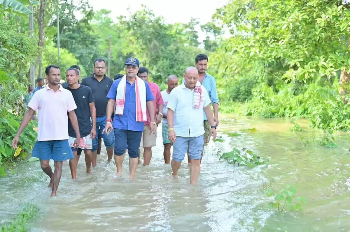 Assam  :  मंत्री बिमल बोरा ने देमो विधानसभा क्षेत्र में बाढ़ प्रभावित क्षेत्रों का दौरा किया