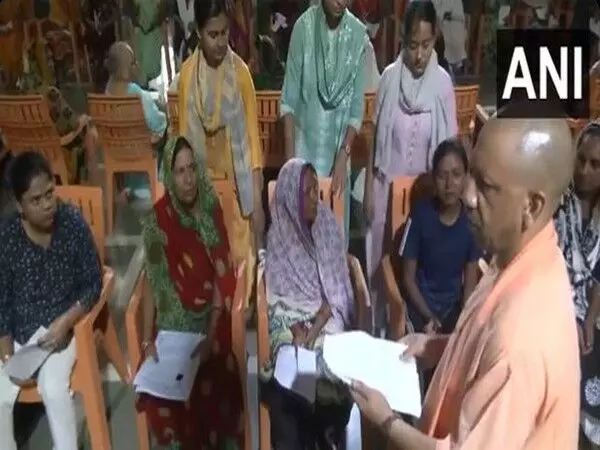 CM Yogi Adityanath ने गोरखनाथ मंदिर परिसर में जनता दर्शन किया