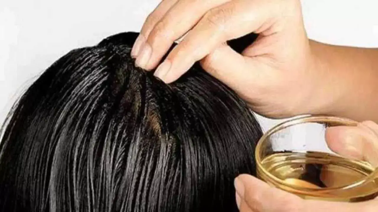 Hair Oil: बालों के लिए हो सकता है खतरनाक रात को ऑयल लगाकर सोना जानिए