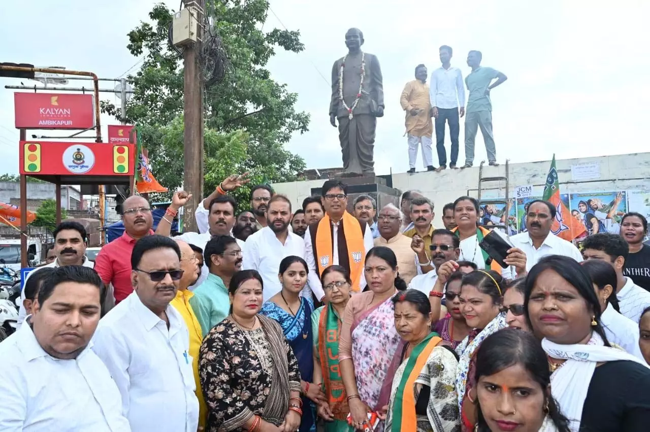 वित्तमंत्री OP चौधरी ने डॉ. श्यामा प्रसाद मुखर्जी की प्रतिमा पर किया माल्यार्पण