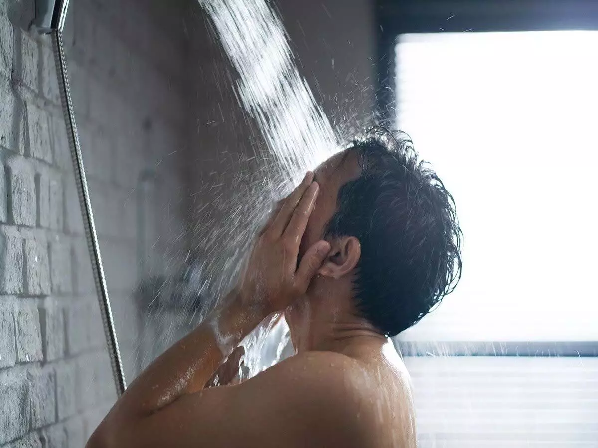 Bathing Tips :  भाग्य में वृद्धि के लिए नहाने के पानी में मिलाएं ये चीजें