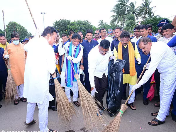 CM Majhi ने वार्षिक रथ यात्रा की शुरुआत से पहले स्वच्छता अभियान में हिस्सा लिया