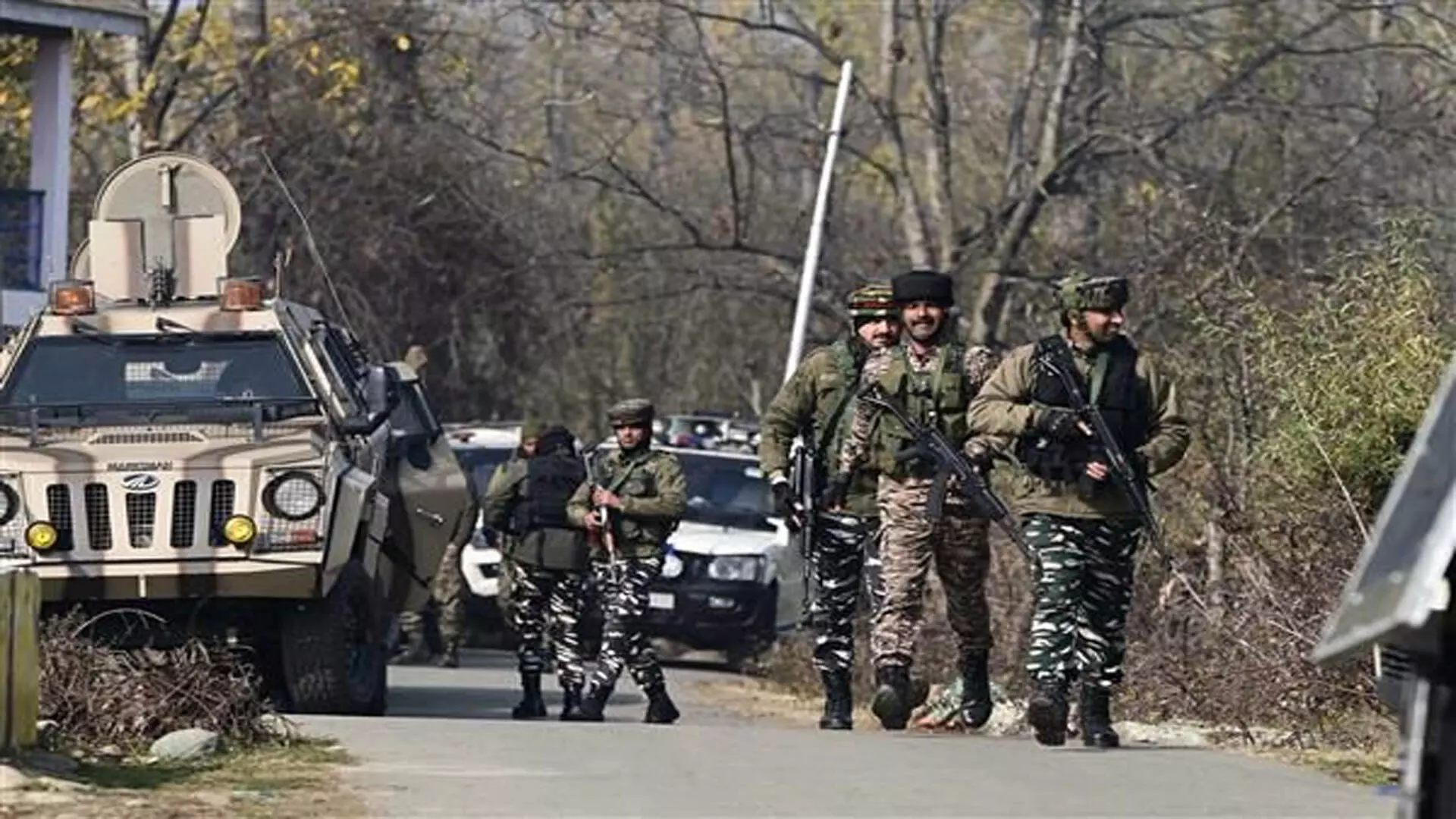 Jammu-Kashmir: कुलगाम में सुरक्षा बलों और आतंकवादियों के बीच मुठभेड़