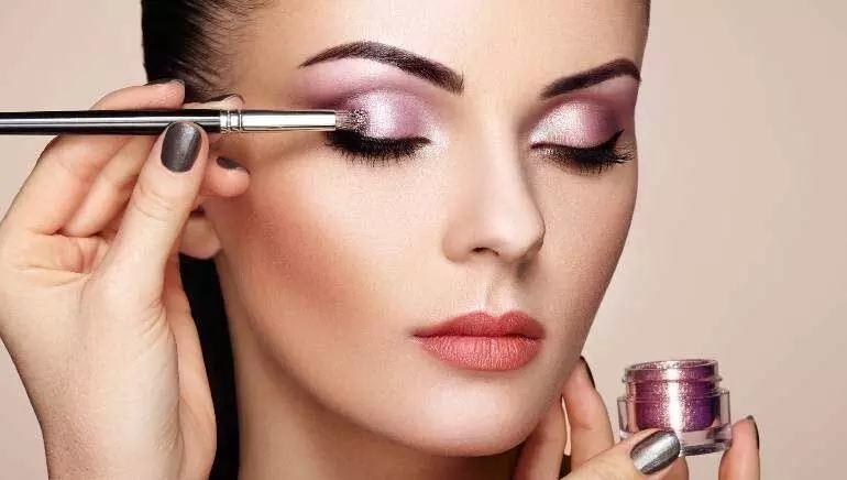 Makeup Tips: छोटी आंखो वाली लडकियों के लिए ये मेकअप टिप्स जाने