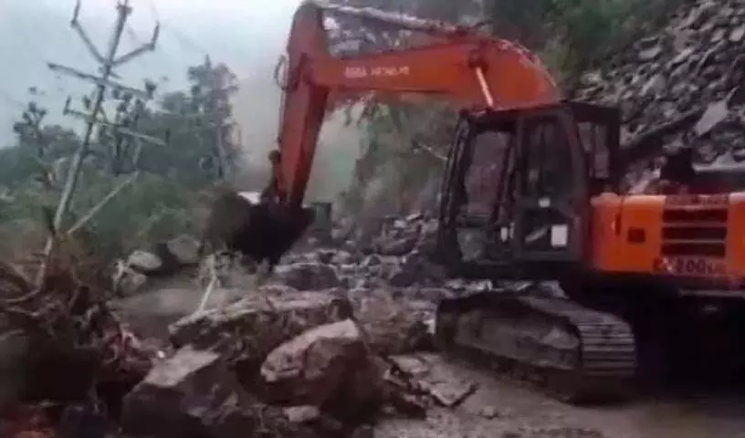 Uttarakhand: चट्टानों की चपेट में आने से हैदराबाद के दो पर्यटकों की मौत