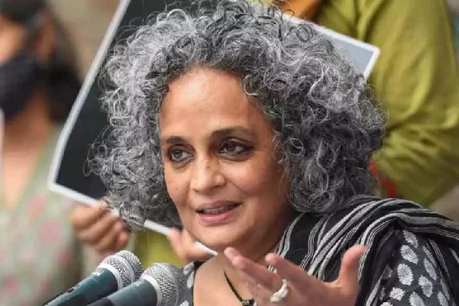 Arundhati Roy को पेन पिंटर पुरस्कार जीतने के दौरान ‘स्वतंत्रता की प्रखर आवाज़’ के रूप में सम्मानित किए