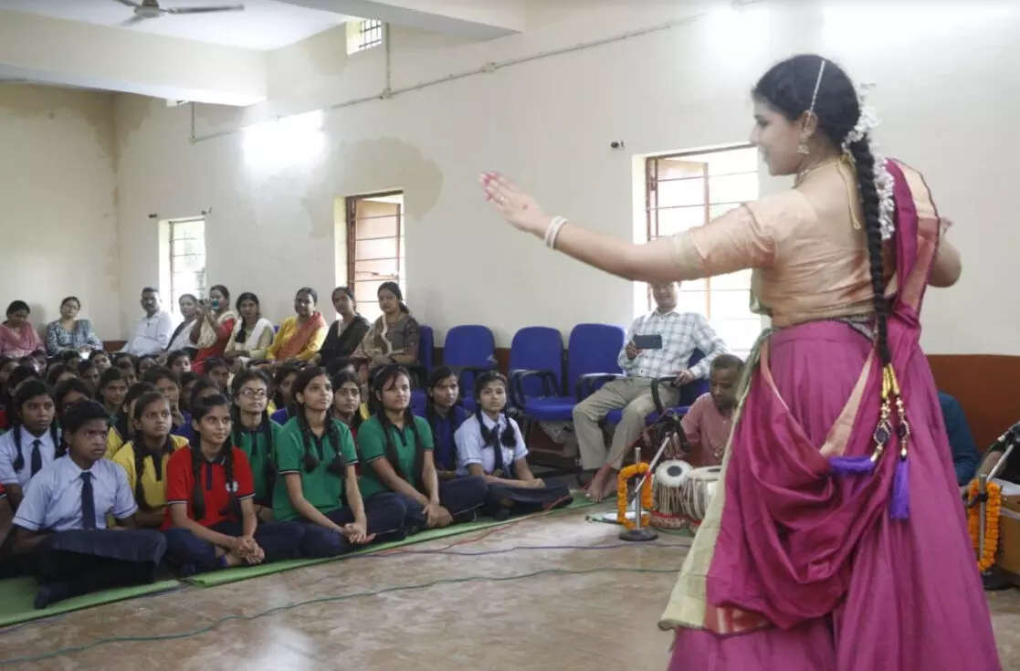 Raigarh: नयनिका गंगानी ने जिले के दस स्कूलों में दी शानदार प्रस्तुति