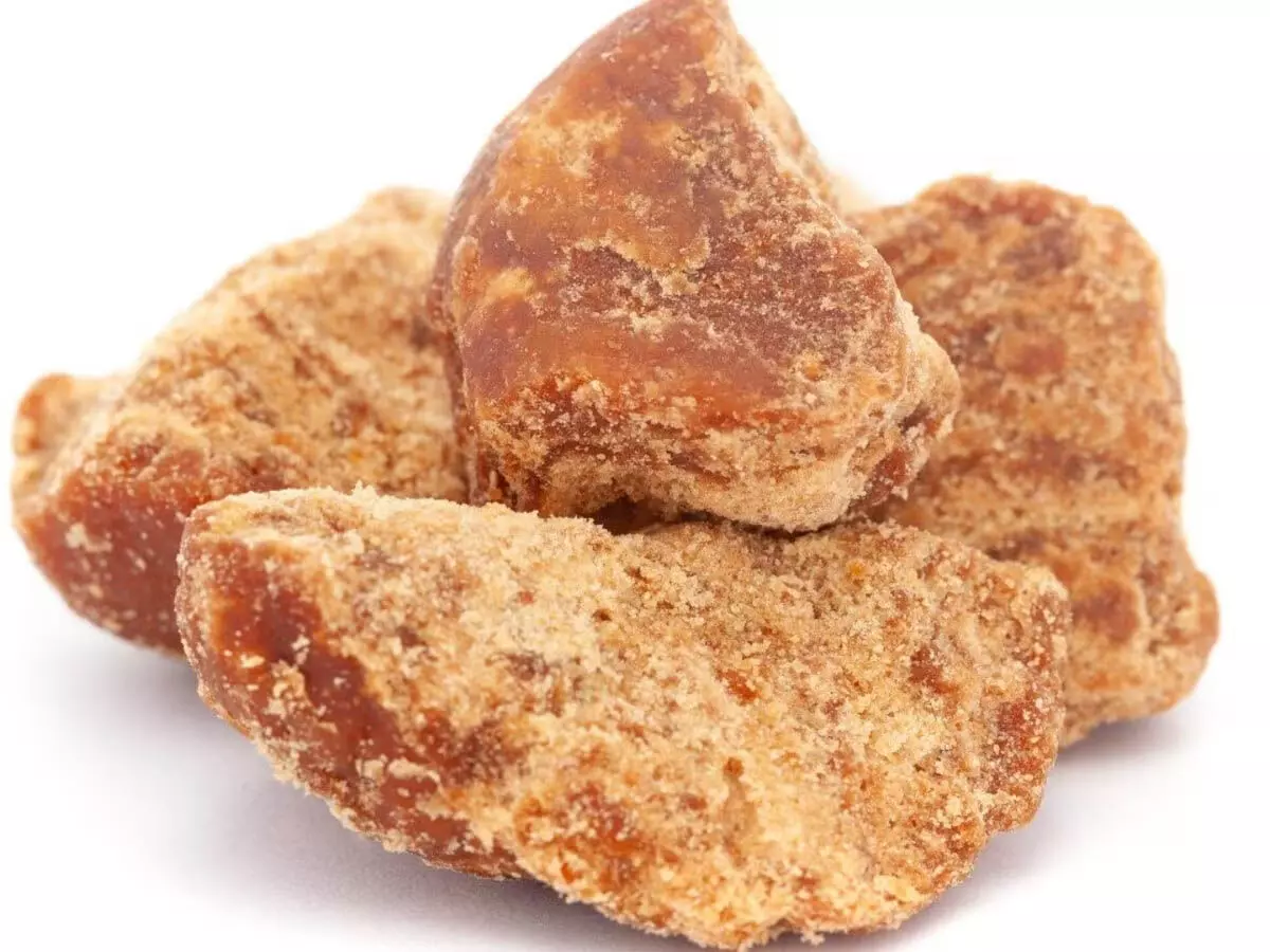 Benefits of Jaggery: हैरान कर देंगे रोज सुबह गुड़ खाने के फायदे