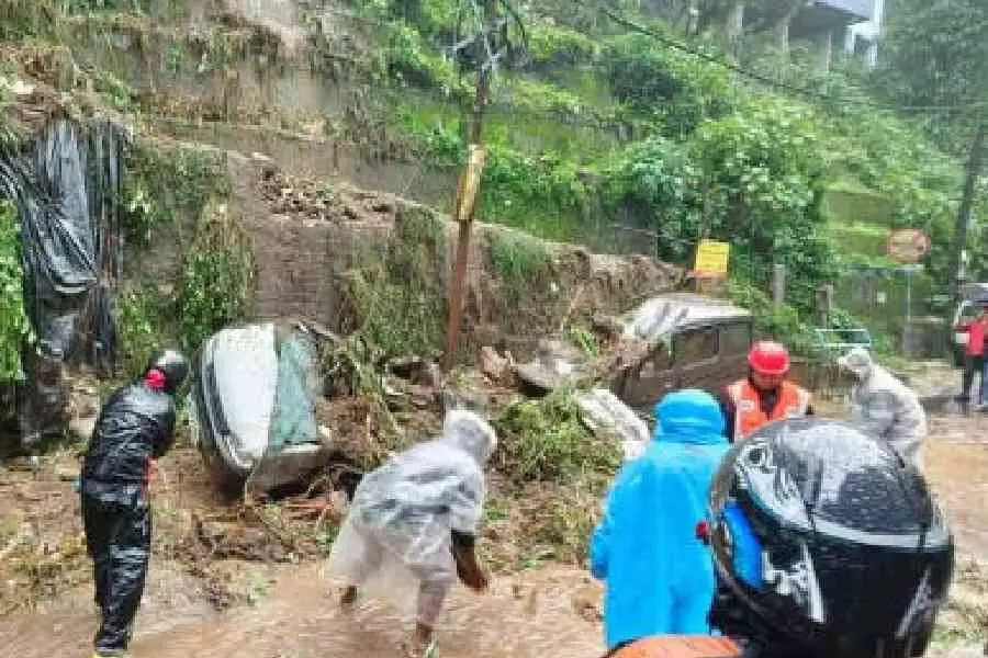 पड़ोसी राज्य Sikkim में भूस्खलन के कारण सड़कें अवरुद्ध, टॉय ट्रेन रुकी और कारें क्षतिग्रस्त
