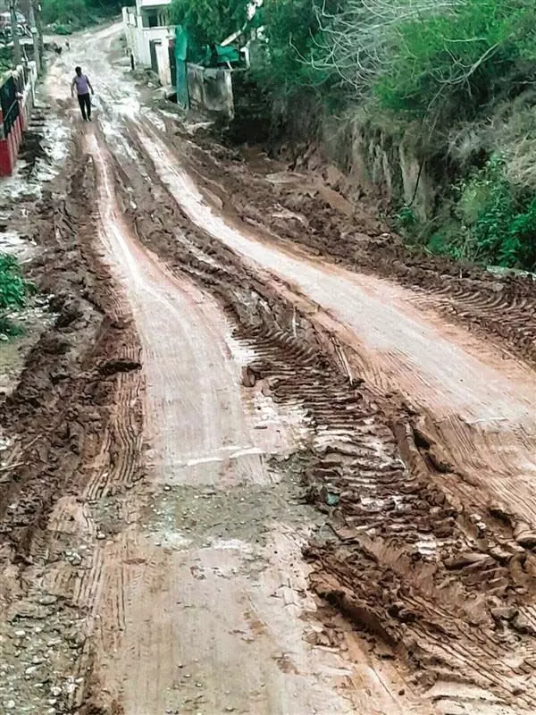 Nurpur: मौसम की पहली बारिश ने सड़क को कीचड़ में बदल दिया