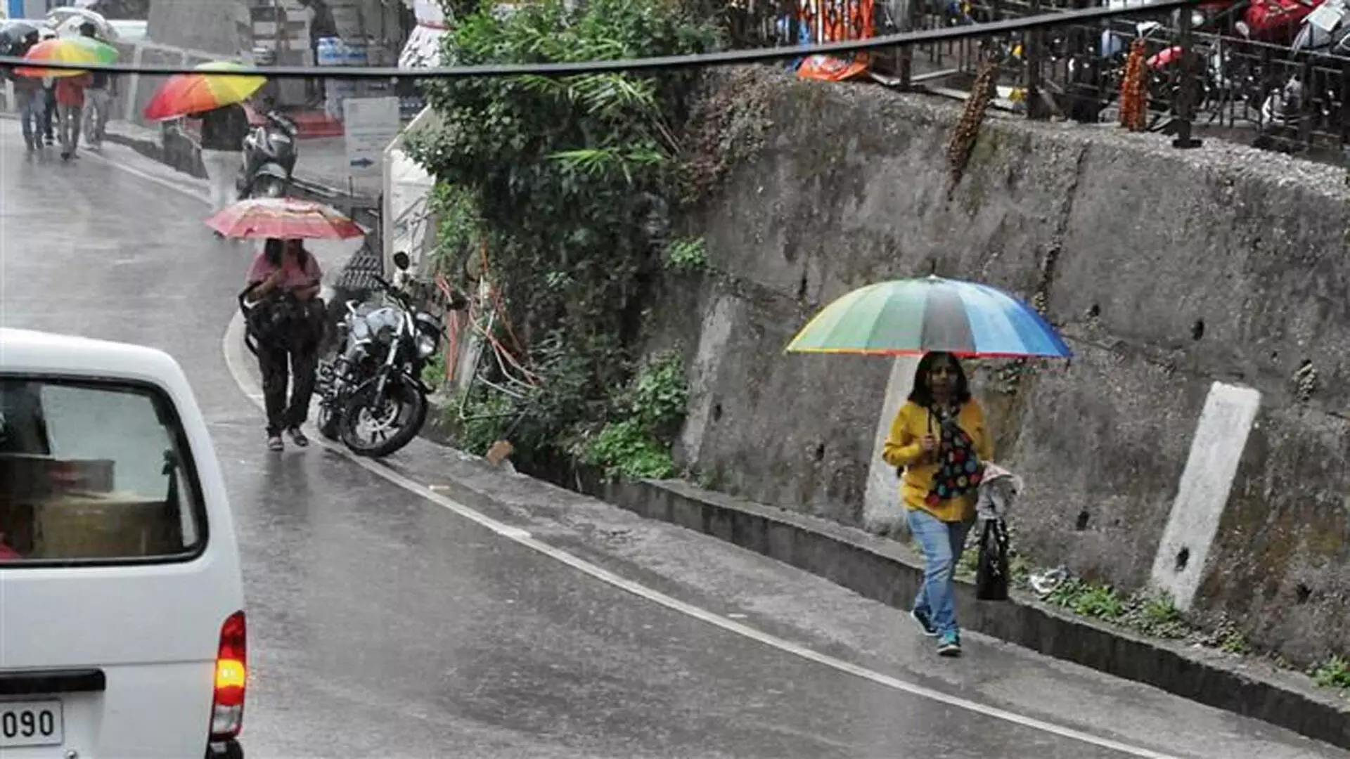Himachal Pradesh में भारी बारिश, 150 सड़कें बंद