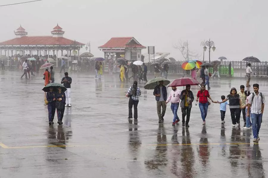 Himachal Pradesh में भारी बारिश, 150 सड़कें बंद, धर्मशाला में 214.6 मिमी बारिश दर्ज की