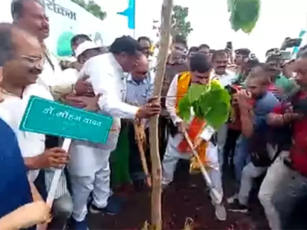 CM Mohan Yadav ने उज्जैन में एक पेड़ मां के नाम अभियान के तहत पौधारोपण किया