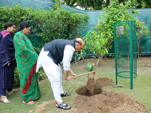 Rajnath Singh और उनकी पत्नी सावित्री ने एक पेड़ मां के नाम अभियान के तहत किया पौधारोपण