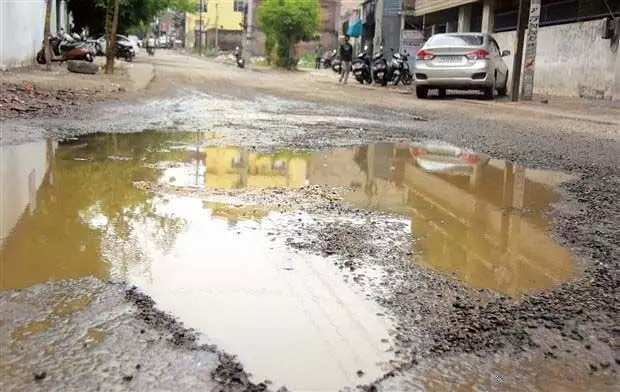 Ludhiana: बारिश के बाद सड़कों की हालत बदतर हो गई