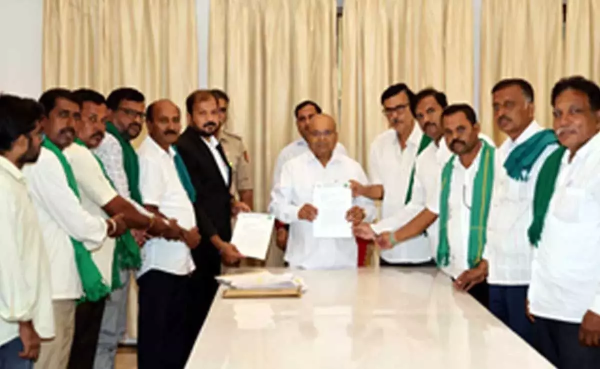 Karnataka: किसानों के प्रतिनिधिमंडल ने राज्यपाल से मुलाकात की, MUDA भूमि घोटाले की जांच की मांग की