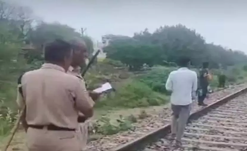 Crime News: रेलवे ट्रैक पर मिली युवक की सिर कटी लाश, फैली सनसनी