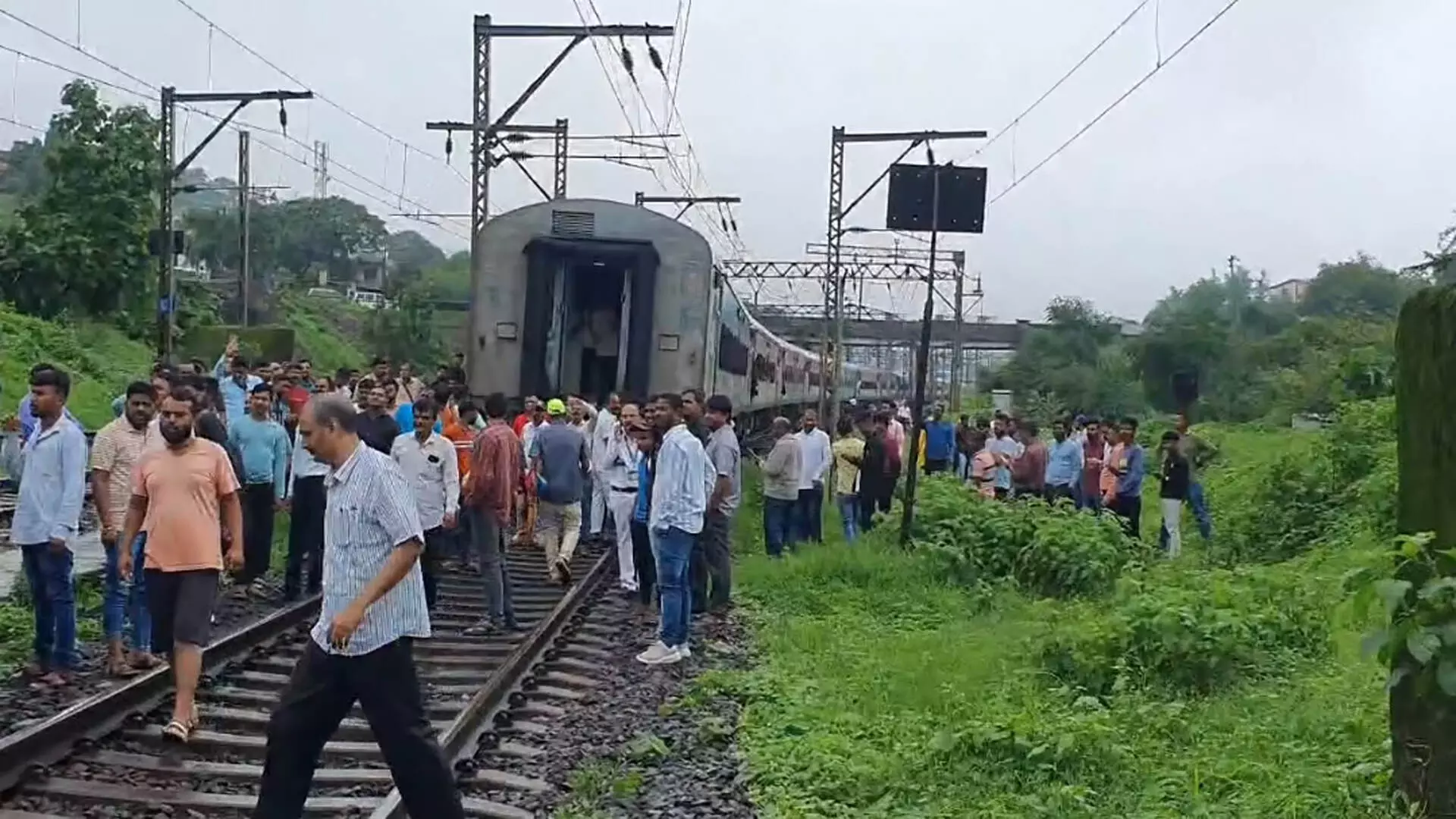 Panchvati Express कोच अनकप्लिंग के कारण रुकी, रेलवे हरकत में