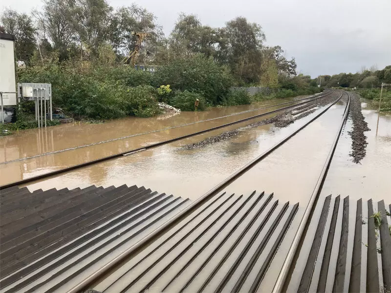 Lakhimpur Kheri : रेल पटरी के नीचे से क्रॉस कर रहा शारदा नदी का पानी