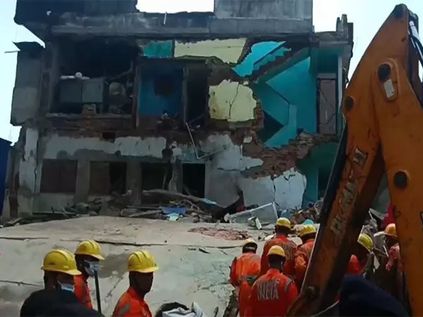 Jharkhand: इमारत ढहने के बाद दो लोगों को बचाया गया, कई लोगों के फंसे होने की आशंका