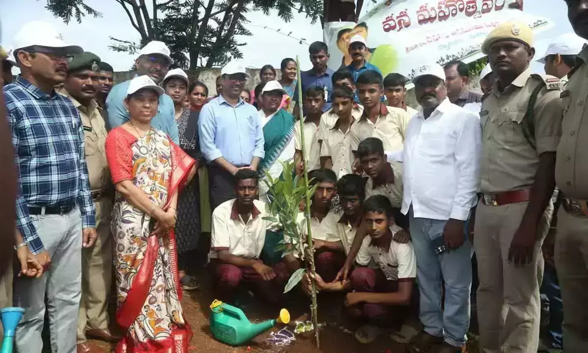 Telangana की मंत्री सत्यवती राठौड़ ने मुलुगु में वन महोत्सव का उद्घाटन किया