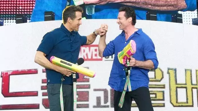 Ryan Reynolds ने ह्यूग जैकमैन के साथ गैर-सुपरहीरो फिल्म की पुष्टि की