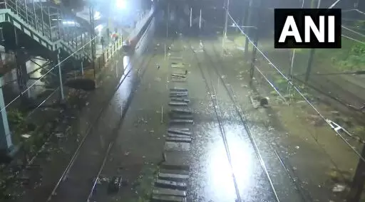 रेल पटरियों पर जलभराव, Mumbai में हुई भारी बारिश