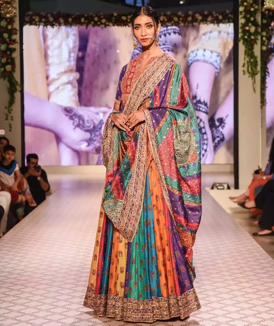 Fashion Tips: वेडिंग लुक में चार चांद लगा देगा Multicolor lehenga