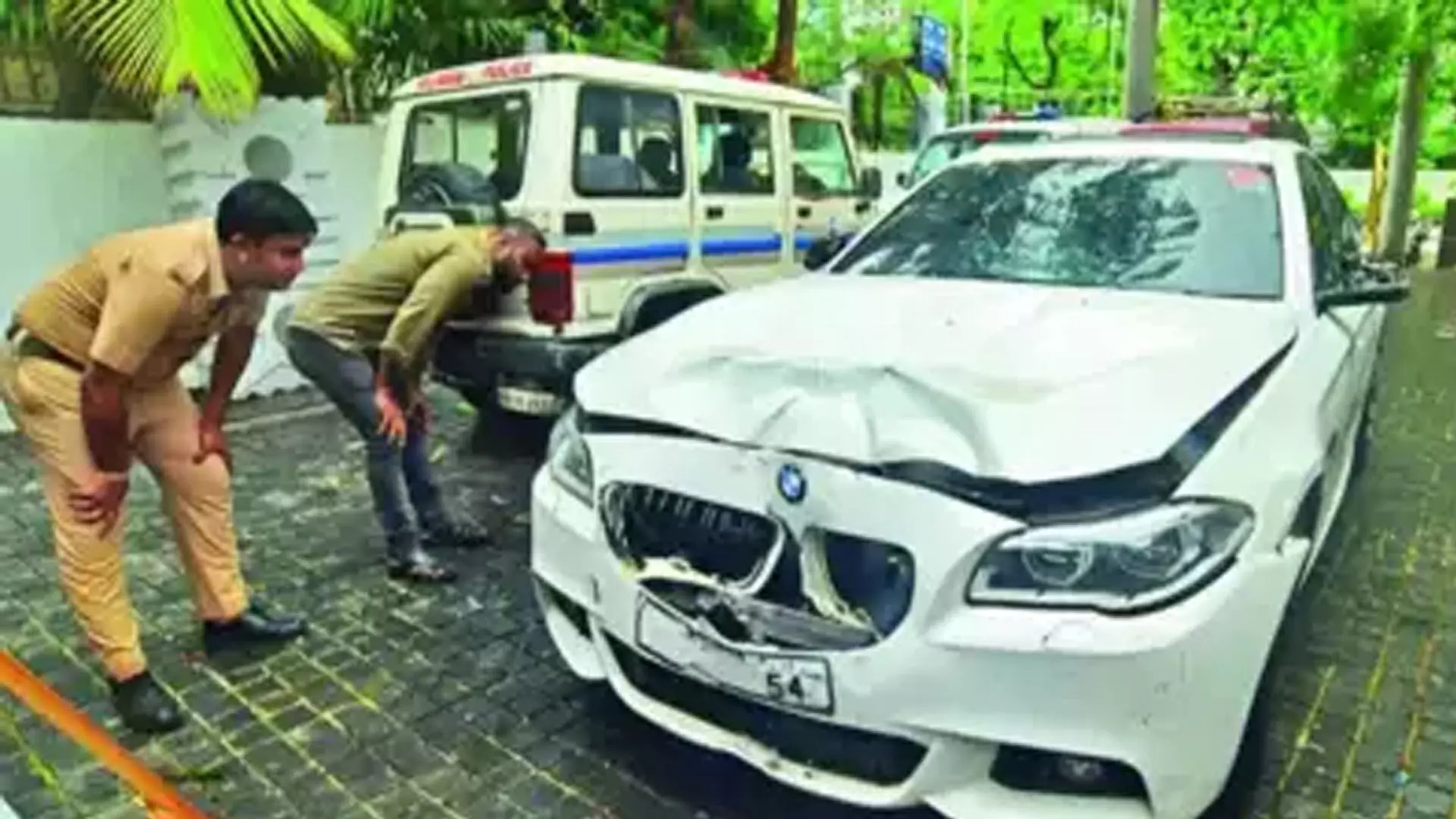 Mumbai News: BMW कार से स्कूटर में टक्कर महिला की हत्या शिवसेना नेता गिरफ्तार