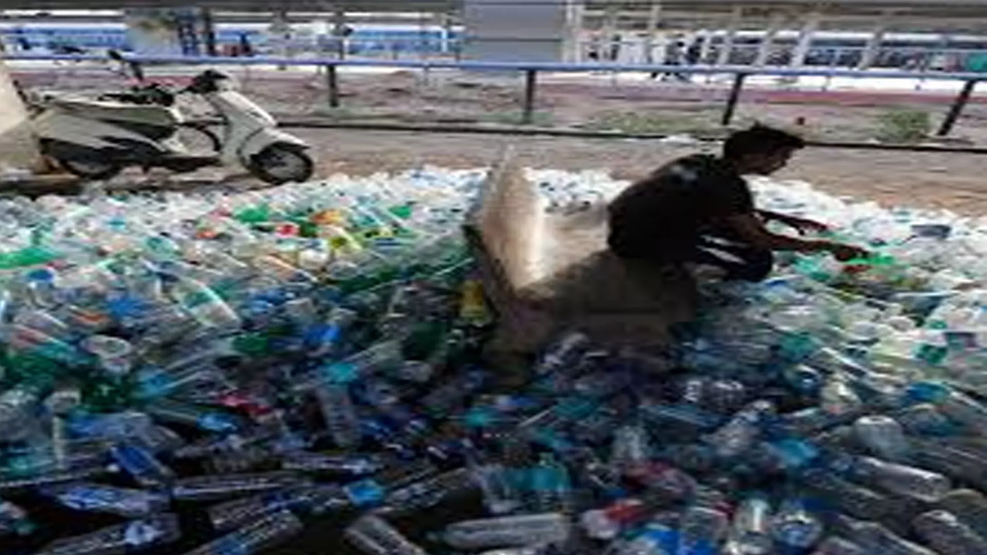 Delhi News: प्रतिबंधित एकल-उपयोग प्लास्टिक वस्तुएं दुकानों में भरी पड़ी