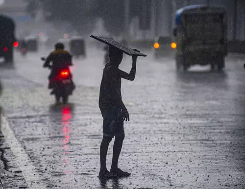 Mumbai: मुंबई में छह घंटे में 300 मिमी बारिश हुई; सड़कों पर भरा पानी, ट्रेनों पर भी असर