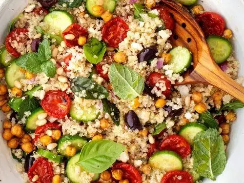 Quinoa Salad For Breakfast: हेल्दी ब्रेकफास्ट के साथ करें  दिन की शुरूआत