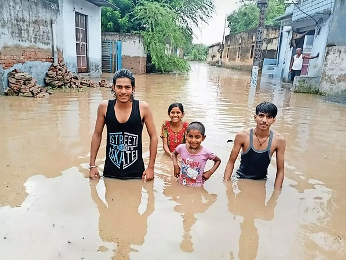 Churu: चांदगोठी गांव में ग्रामीण जल भराव से हुए परेशान