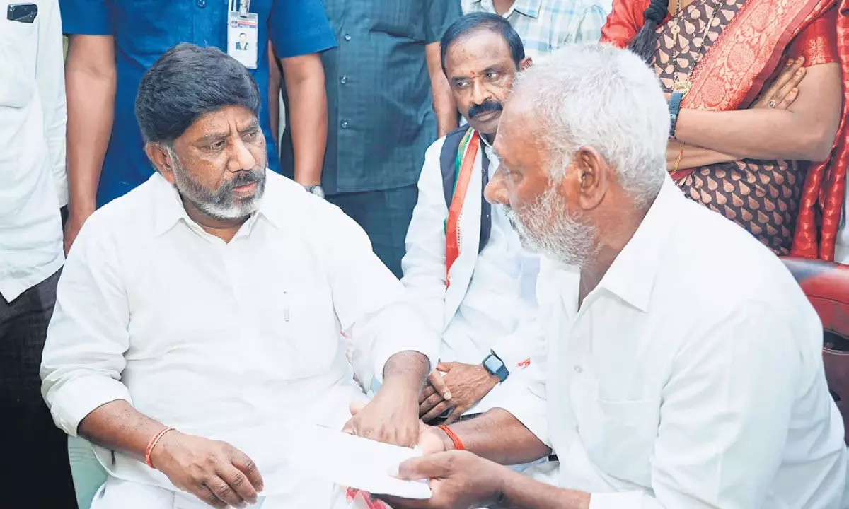 Telangana News: तेलंगाना के उपमुख्यमंत्री भट्टी ने मृतक किसान के परिजनों को सहायता का आश्वासन दिया