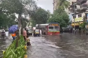 भारी बारिश के चलते मुंबई में स्कूल बंद, कई ट्रेनें रद्द