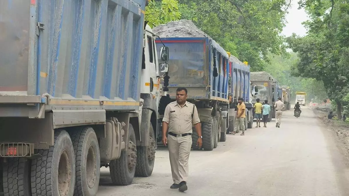 ओव्हरलोड 10 वाहनों पर RTO की कार्रवाई, भारी भरकम जुर्माना लगाया