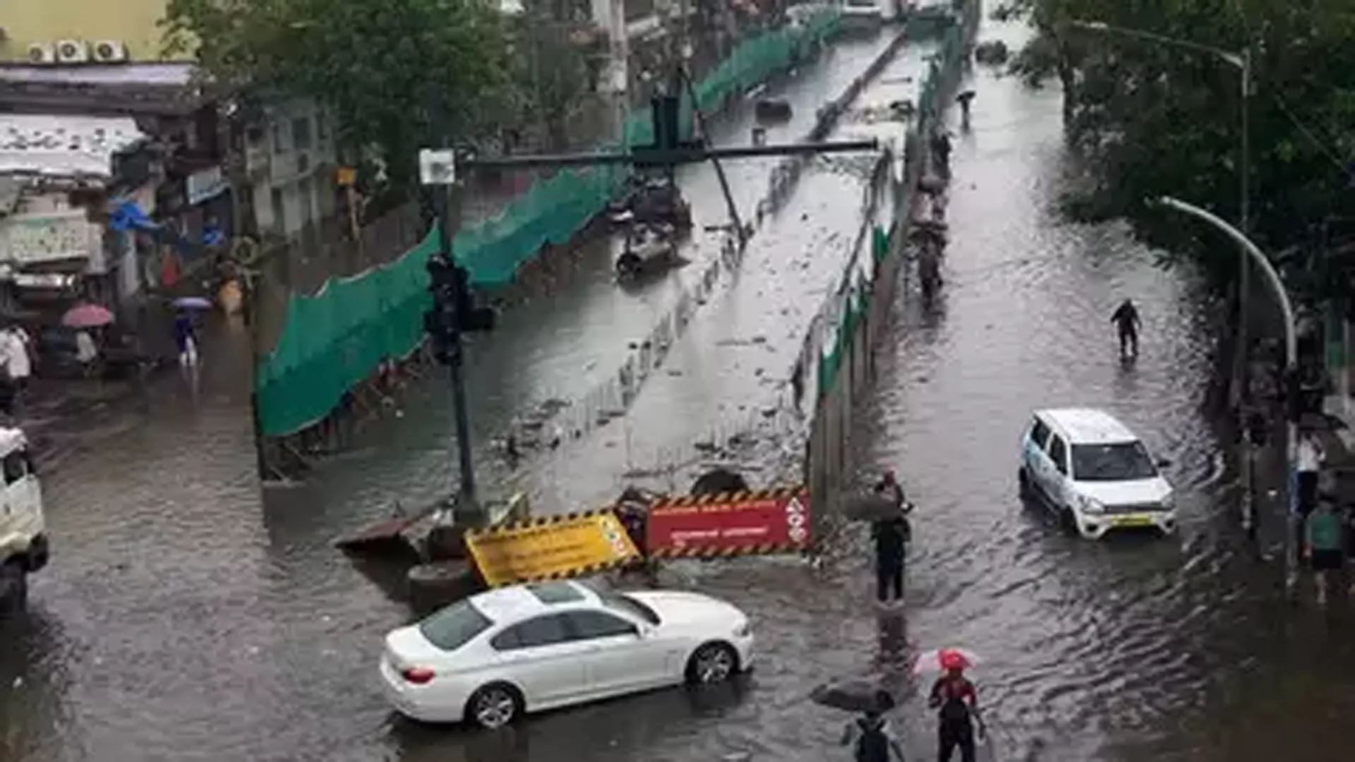 Mumbai rains: बाढ़ जैसी स्थिति को टालने के लिए एनडीआरएफ ने टीमें तैनात कीं