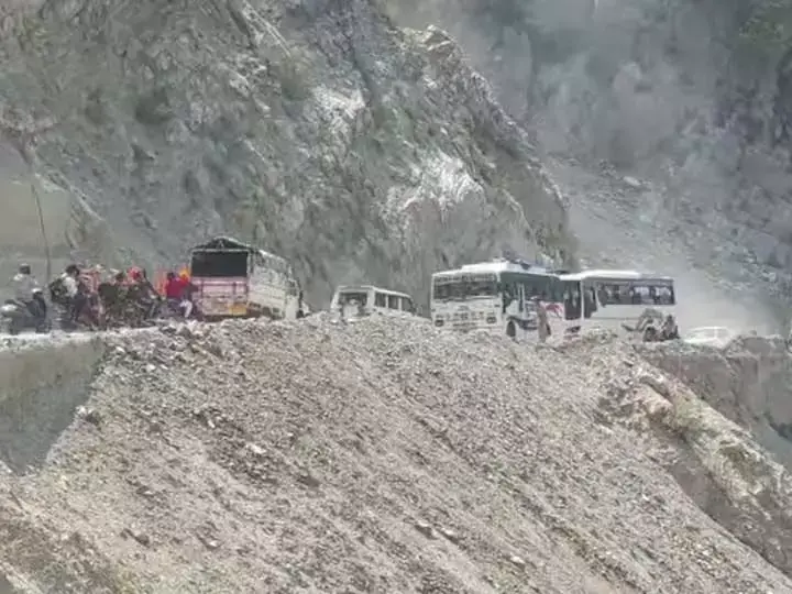 Uttarakhand बदरीनाथ रूट पर यात्री कई जगह फंसे