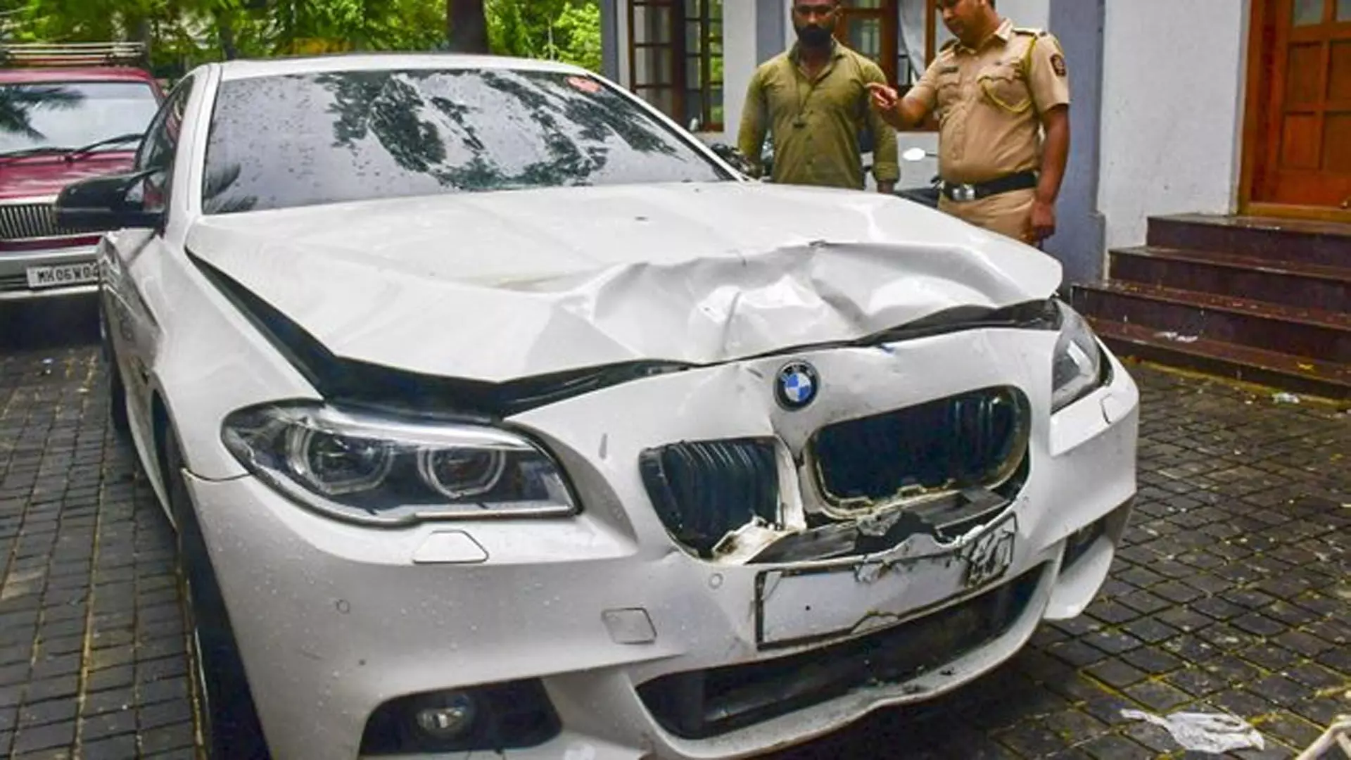 Mumbai BMW accident: 24 वर्षीय फरार कार चालक के खिलाफ एलओसी जारी