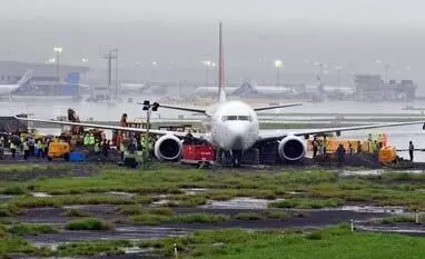 Mumbai News: भारी बारिश से हवाई अड्डा बंद, उड़ानें डायवर्ट