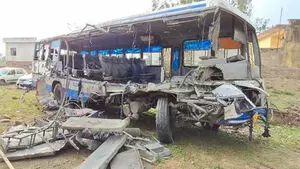 Accident: रोडवेज बस और ट्रेलर के बीच जोरदार टक्कर, हादसे में एक ही परिवार के 3 लोगों की मौत