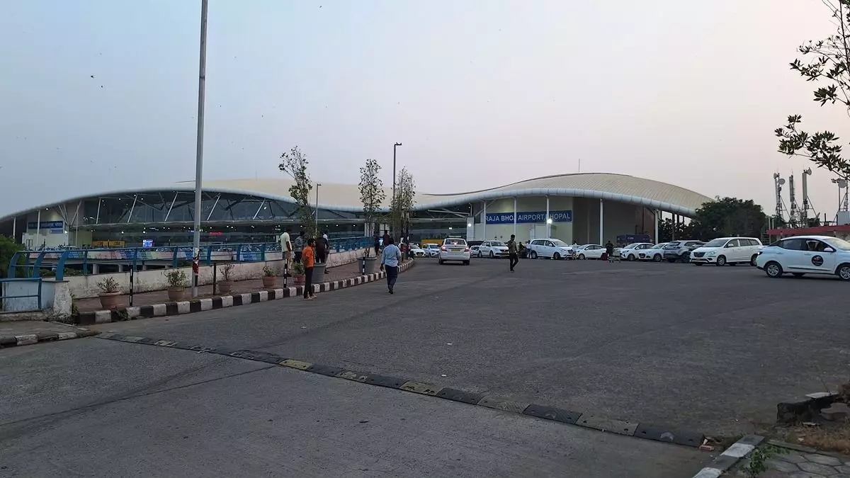 Bhopal: एयरपोर्ट परिसर में विमानों की सुरक्षा को हुआ खतरा