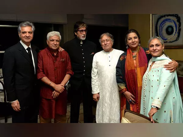 Amitabh Bachchan-Jaya Bachchan ने शबाना आज़मी-जावेद अख्तर के साथ थ्रोबैक तस्वीर में पोज़ दिया