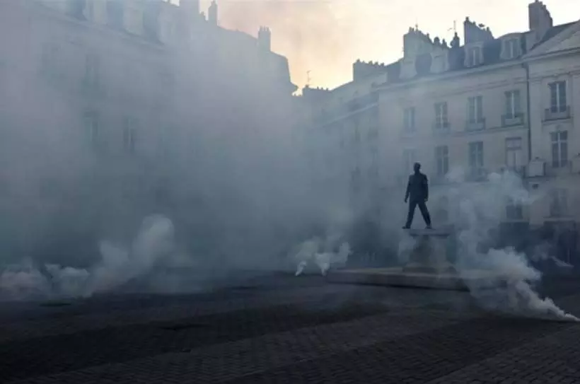 paris : फ्रांस चुनाव में मैक्रों की पार्टी को लगा झटका