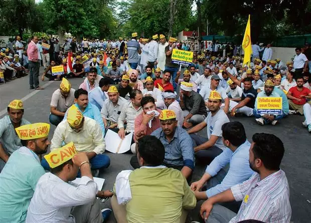 Haryana :  करनाल लिपिक वर्ग के कर्मचारियों ने वेतन वृद्धि की मांग को लेकर धरना दिया