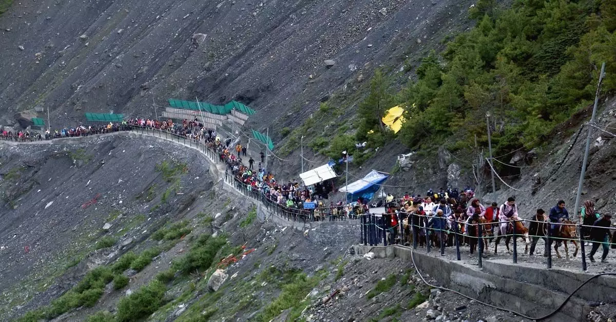 Jammu  : पिछले नौ दिनों में 1.82 लाख से ज़्यादा तीर्थयात्रियों ने अमरनाथ की पवित्र गुफा के दर्शन किए