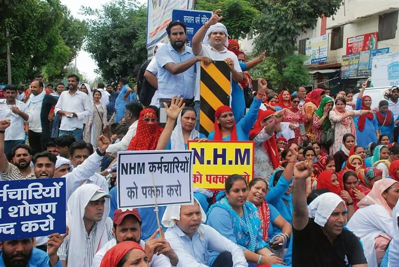 Haryana :  करनाल में एनएचएम कर्मचारी सड़कों पर उतरे